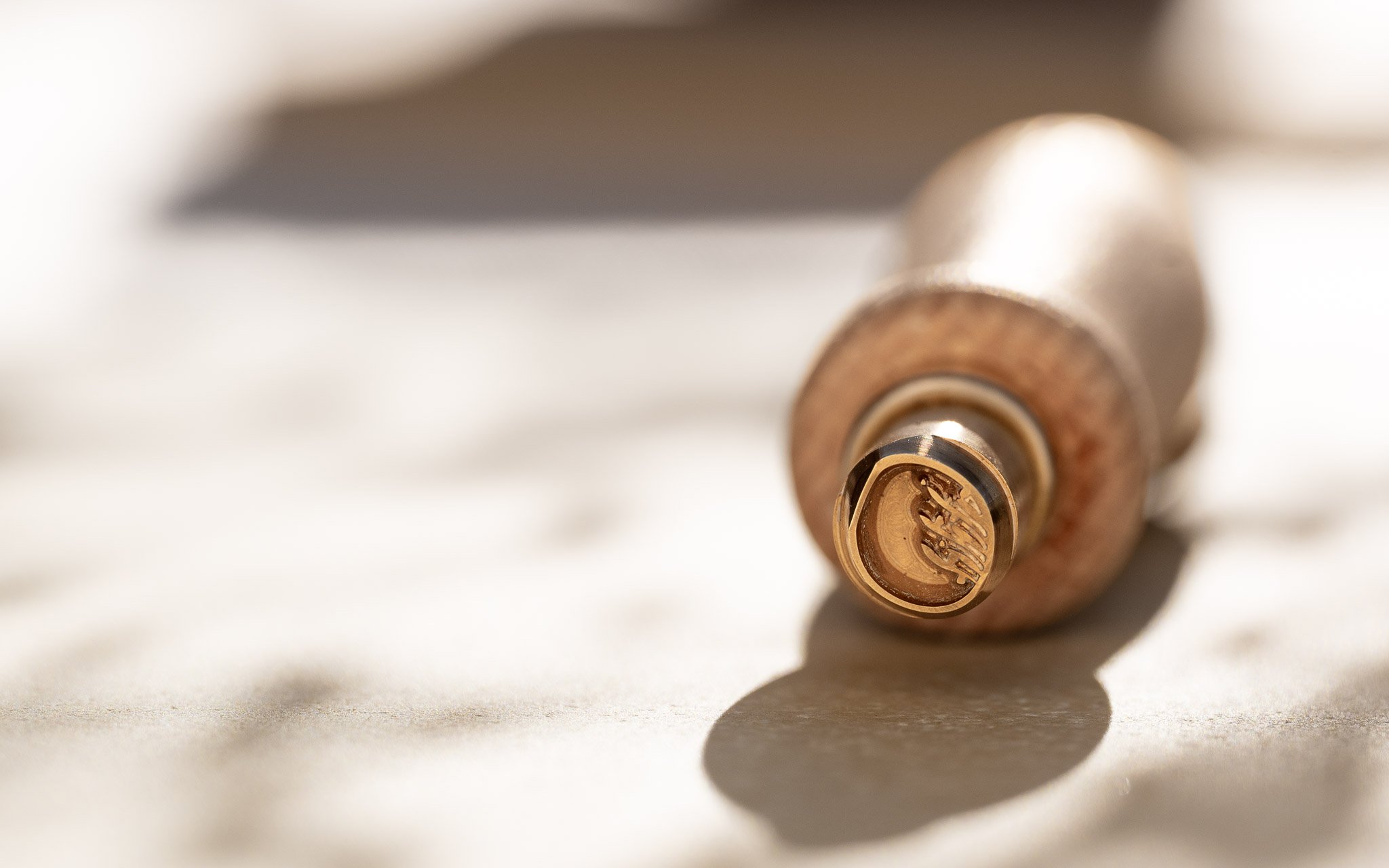 Le poinçon CALA GIOIA appliqué sur nos bijoux en céramique dorés à l'or fin