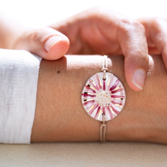 Bracelet porté au poignet en céramique rose et rose pale, doré à l'or fin - Modèle Tendresse Nacrée - Cala Gioia