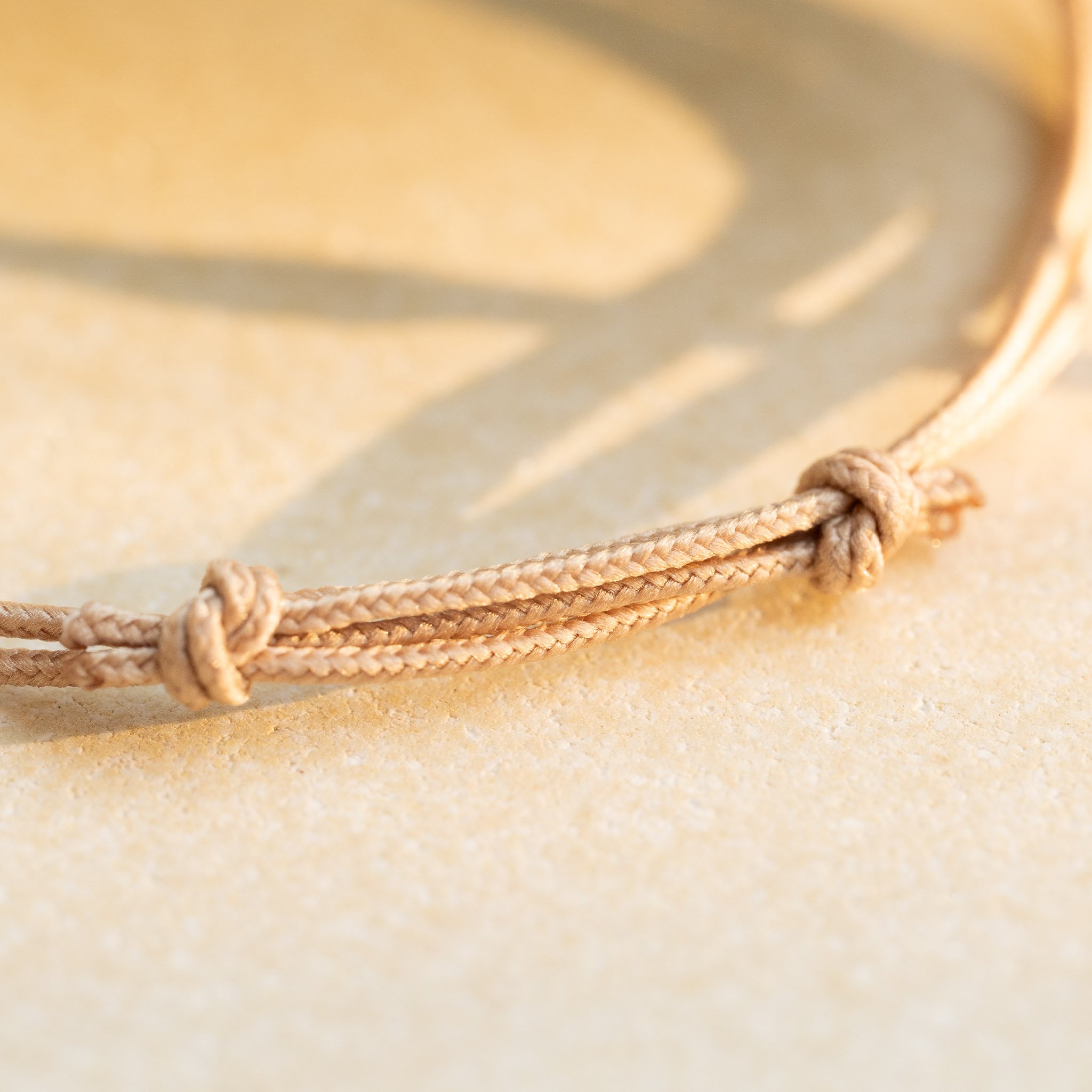 Détail du système d'ajustement sur mesure par nœuds coulissants de notre Lien de Sable Cala Gioia.