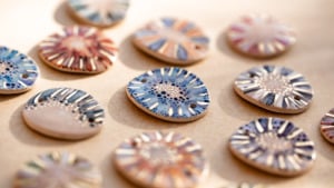 Médaillons CALA GIOIA aux formes libres - Bijoux en céramique doré à l'or fin