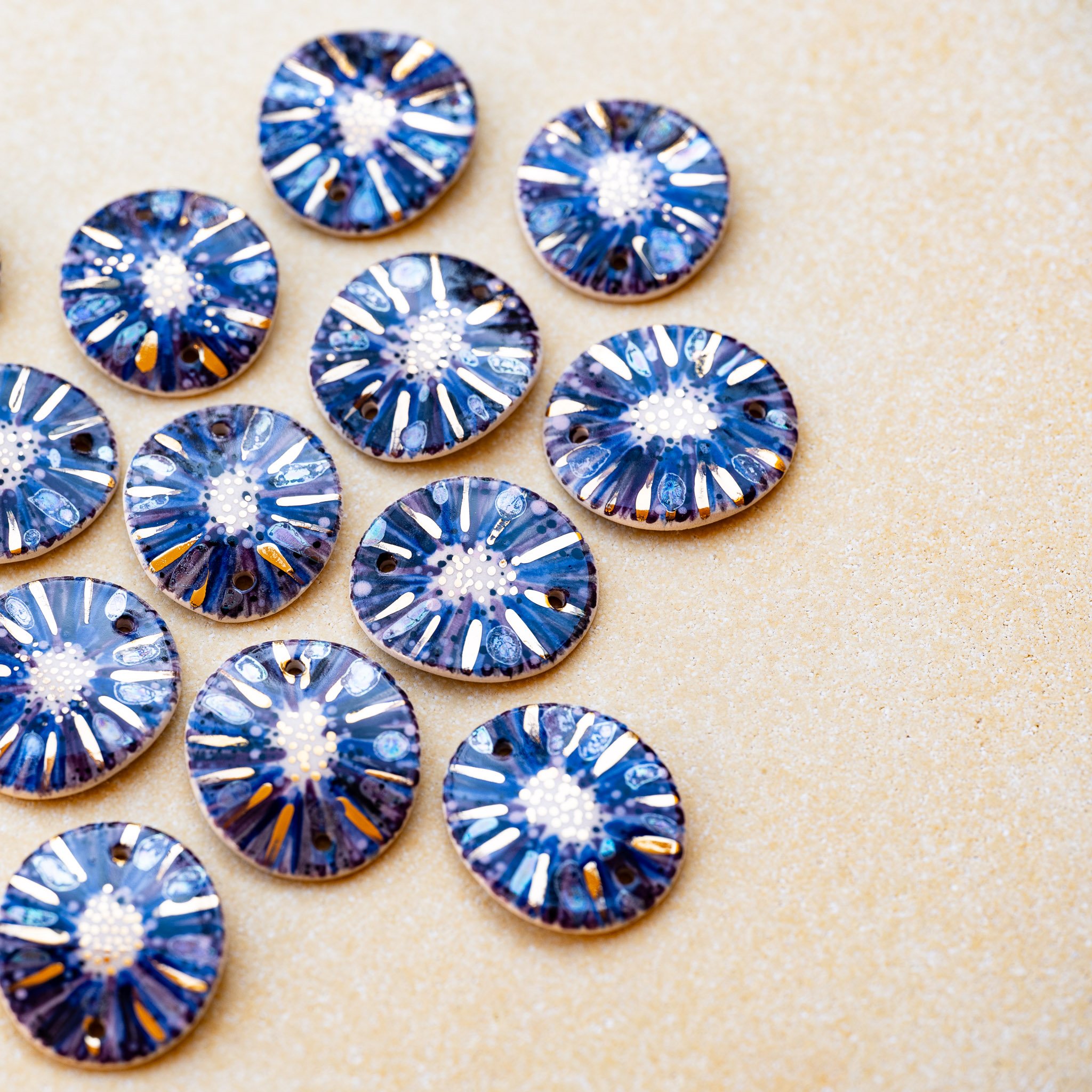 Futures pièces des bracelets Cala Gioia en céramique et or fin, révélant leurs nuances uniques sur une plaque de cuisson.