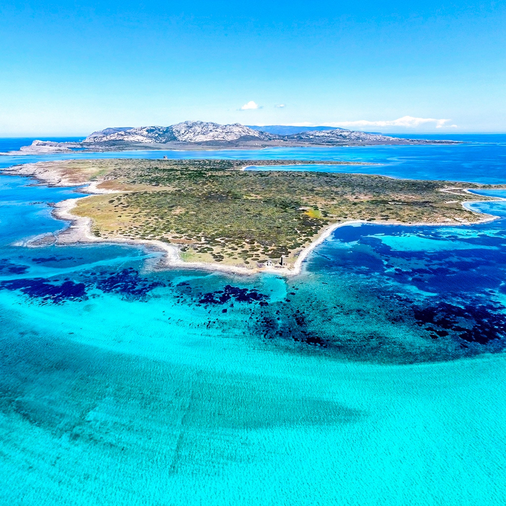 Nuances et contrastes bleutés de la mer Méditerranée vus du ciel, inspirant les créations Cala Gioia.