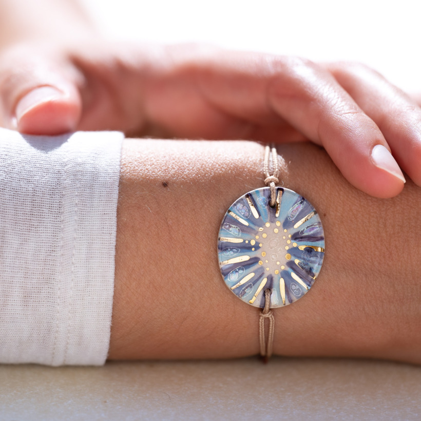 Bracelet porté au poignet en céramique bleu violet, doré à l'or fin - Modèle Azur Poudré - Cala Gioia