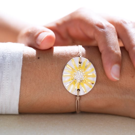 Bracelet porté au poignet en céramique jaune et blanc, doré à l'or fin - Modèle Flore Étoilée - Cala Gioia