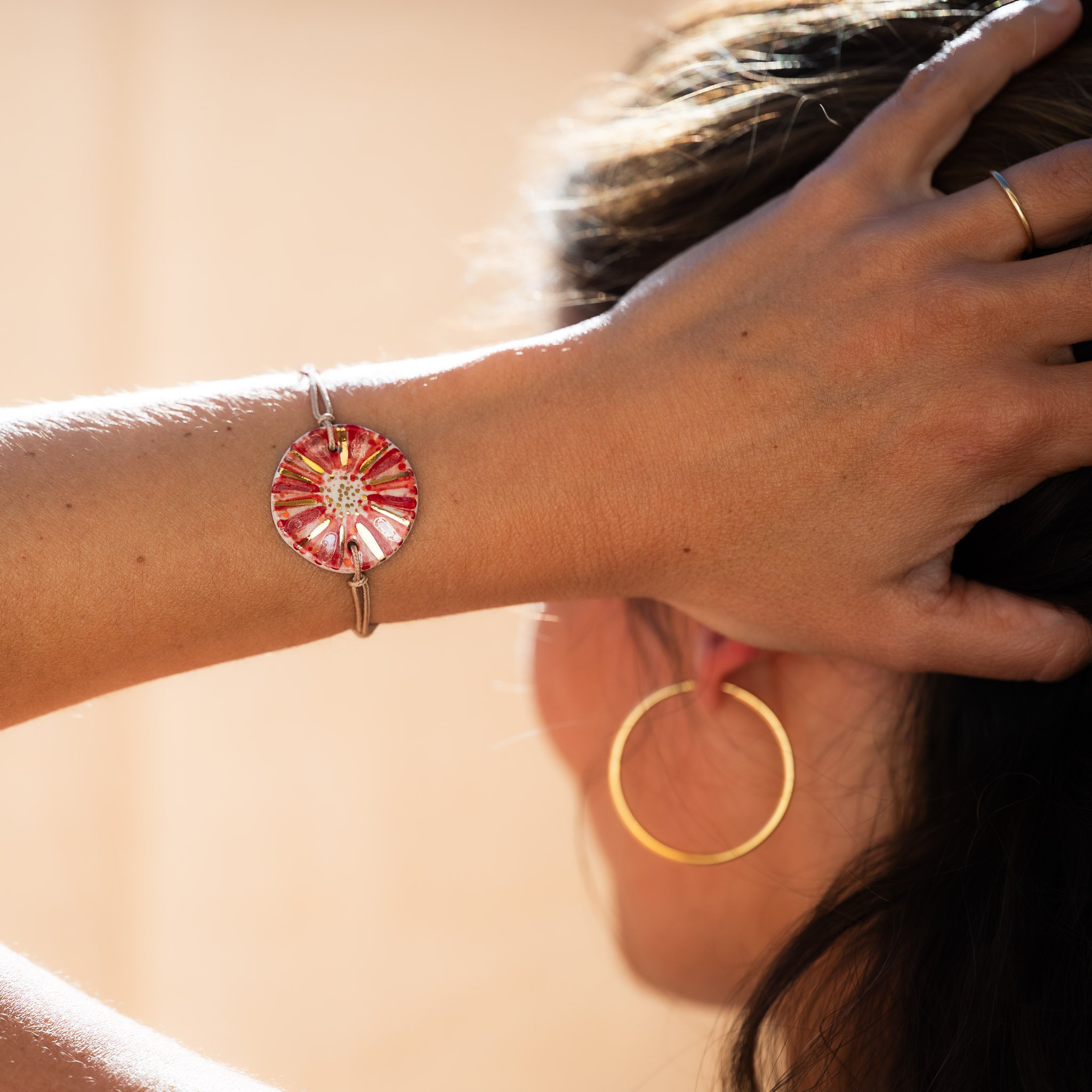 L'élégance d'une pièce d'artisanat d'art : bracelet en céramique Cala Gioia porté avec naturel.