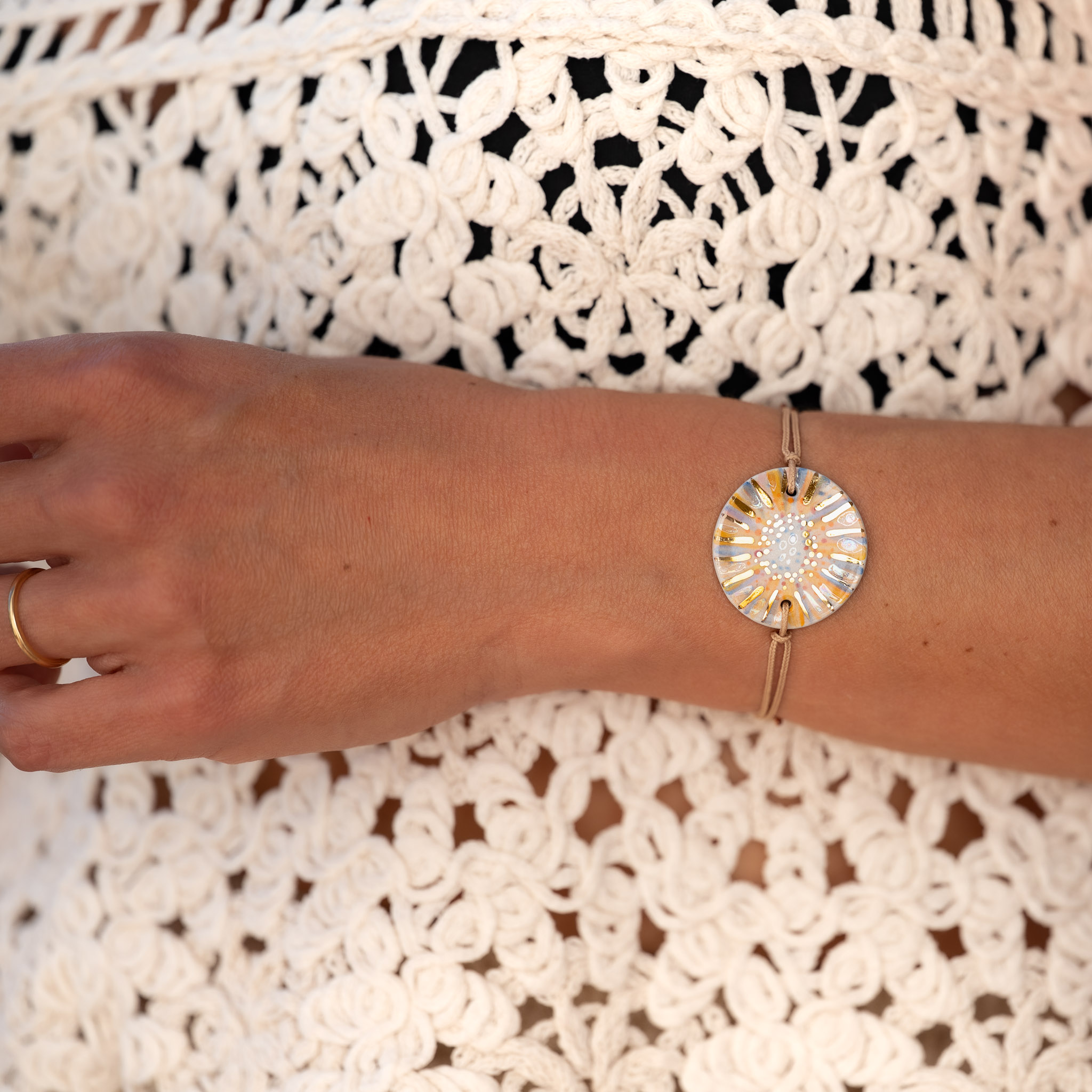 L'essence de CALA GIOIA : un bracelet né d'un savoir-faire d'art, porté avec la liberté et le naturel d'une vie au rythme de la Méditerranée.