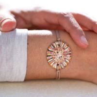 Bracelet porté au poignet en céramique rose orangé, doré à l'or fin - Modèle Aurore Cuivrée - Cala Gioia