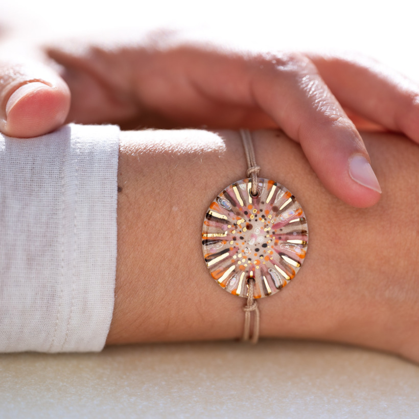 Bracelet porté au poignet en céramique rose orangé, doré à l'or fin - Modèle Aurore Cuivrée - Cala Gioia