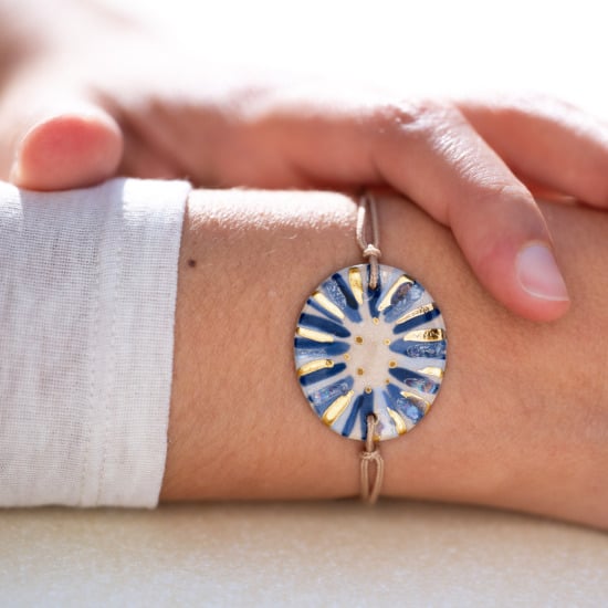Bracelet porté au poignet en céramique bleu outre mer, doré à l'or fin - Modèle Cobalt Ensoleillé - Cala Gioia