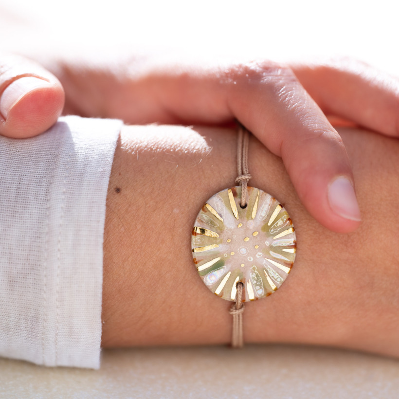 Bracelet porté au poignet en céramique vert clair, doré à l'or fin - Modèle Feuillage Irisée - Cala Gioia