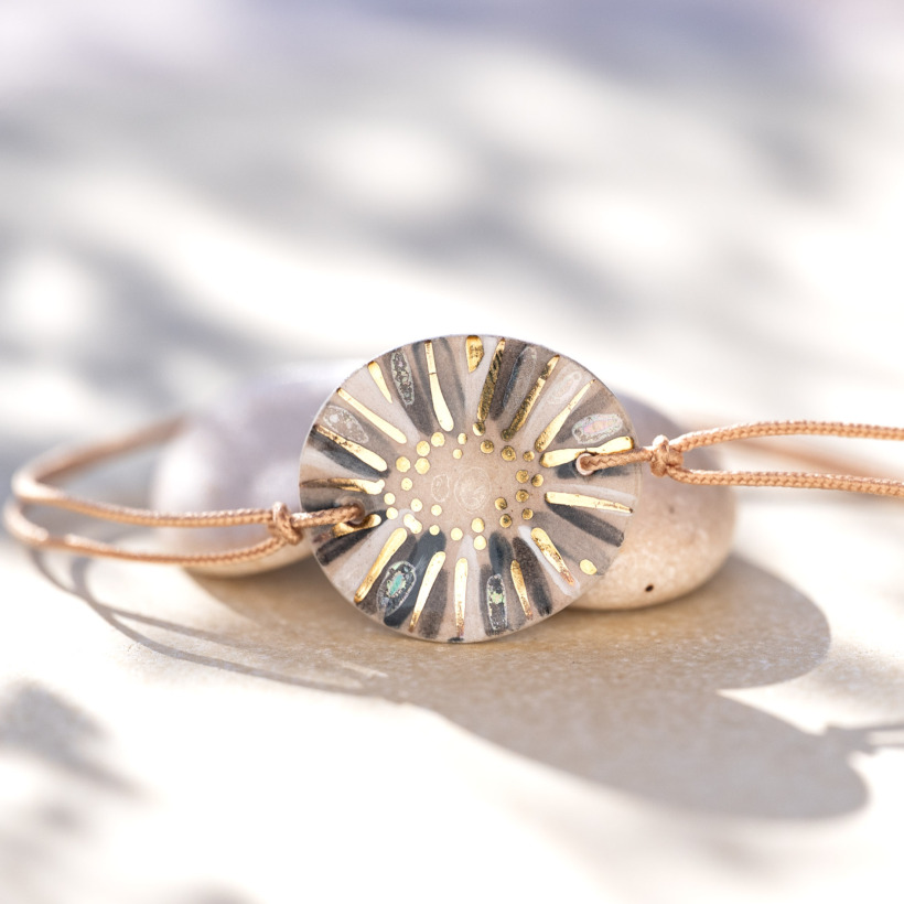 Bracelet en céramique gris pierre, doré à l'or fin - Modèle Granit Cendré - Cala Gioia
