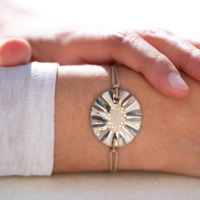 Bracelet porté au poignet en céramique gris pierre, doré à l'or fin - Modèle Granit Cendré - Cala Gioia