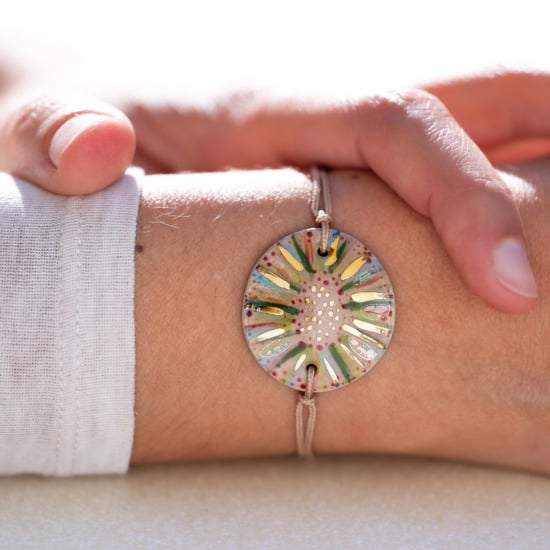 Bracelet porté au poignet en céramique vert rose et bleu, doré à l'or fin - Modèle Jardin de Méditerranée - Cala Gioia