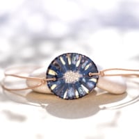 Bracelet en céramique bleu marine et violet, doré à l'or fin - Modèle Nuit Saphirée - Cala Gioia