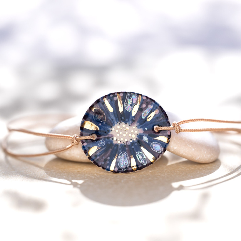 Bracelet en céramique bleu marine et violet, doré à l'or fin - Modèle Nuit Saphirée - Cala Gioia