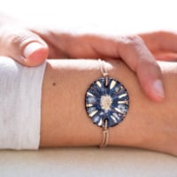 Bracelet porté au poignet en céramique bleu marine et violet, doré à l'or fin - Modèle Nuit Saphirée - Cala Gioia