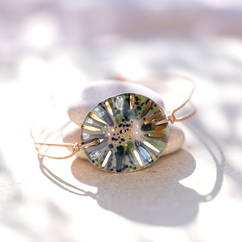 Bracelet en céramique vert foncé (algues, mousses), doré à l'or fin - Modèle Oxygène Perlé - Cala Gioia