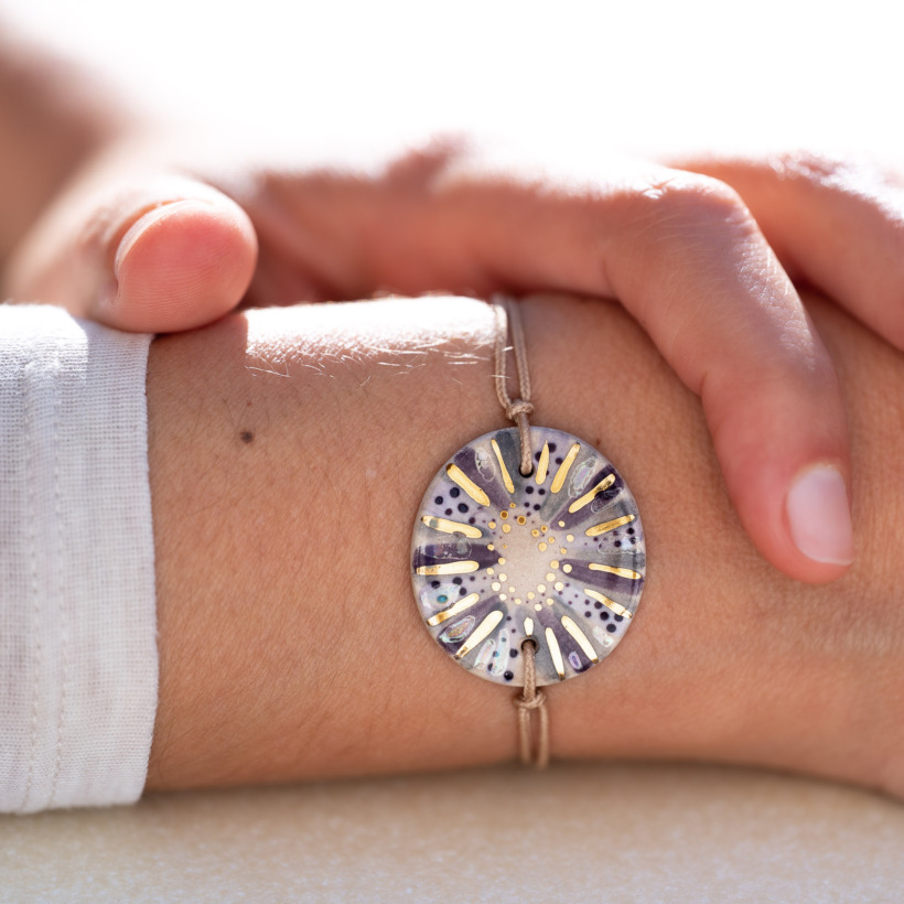Bracelet porté au poigné en céramique violet, doré à l'or fin - Modèle Parme Nacré - Cala Gioia
