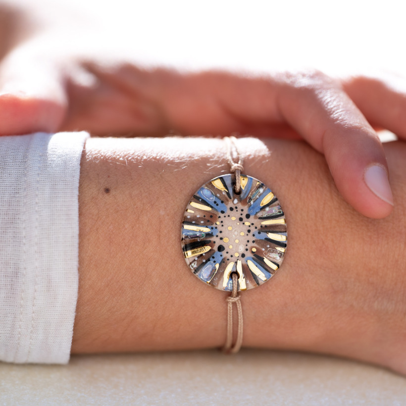 Bracelet porté au poignet en céramique marron bleu noir, doré à l'or fin - Modèle Sentier Ombré - Cala Gioia