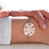 Bracelet porté au poignet en céramique rose et rose pale, doré à l'or fin - Modèle Tendresse Nacrée - Cala Gioia