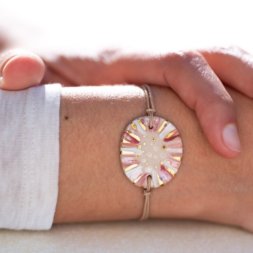 Bracelet porté au poignet en céramique rose et rose pale, doré à l'or fin - Modèle Tendresse Nacrée - Cala Gioia