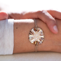 Bracelet porté au poignet en céramique marron et blanc, doré à l'or fin - Modèle Terre Salée - Cala Gioia