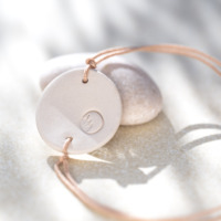 Authenticité artisanale : gros plan sur le dos en céramique brute de nos bracelets, gravé du poinçon signature Cala Gioia.