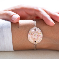 Bracelet porté au poignet en céramique blanc et beige, doré à l'or fin - Modèle Douce Clarté - Cala Gioia