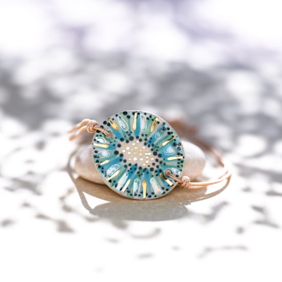 Bracelet en céramique vert céladon et turquoise, doré à l'or fin - Modèle Calanque Céladonnée - Cala Gioia