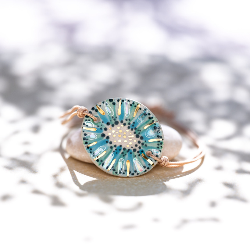 Bracelet en céramique vert céladon et turquoise, doré à l'or fin - Modèle Calanque Céladonnée - Cala Gioia