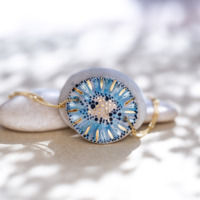 Bracelet en céramique bleu lagon, doré à l'or fin, sur chaîne perlée or laminé - Modèle Lagune Dorée - Cala Gioia