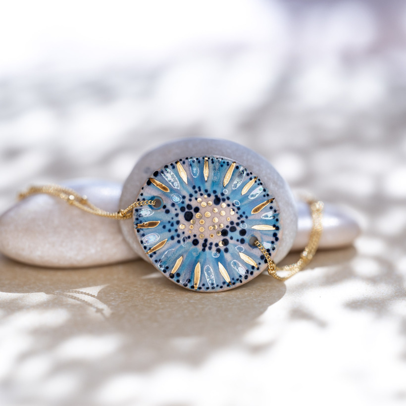 Bracelet en céramique bleu lagon, doré à l'or fin, sur chaîne perlée or laminé - Modèle Lagune Dorée - Cala Gioia