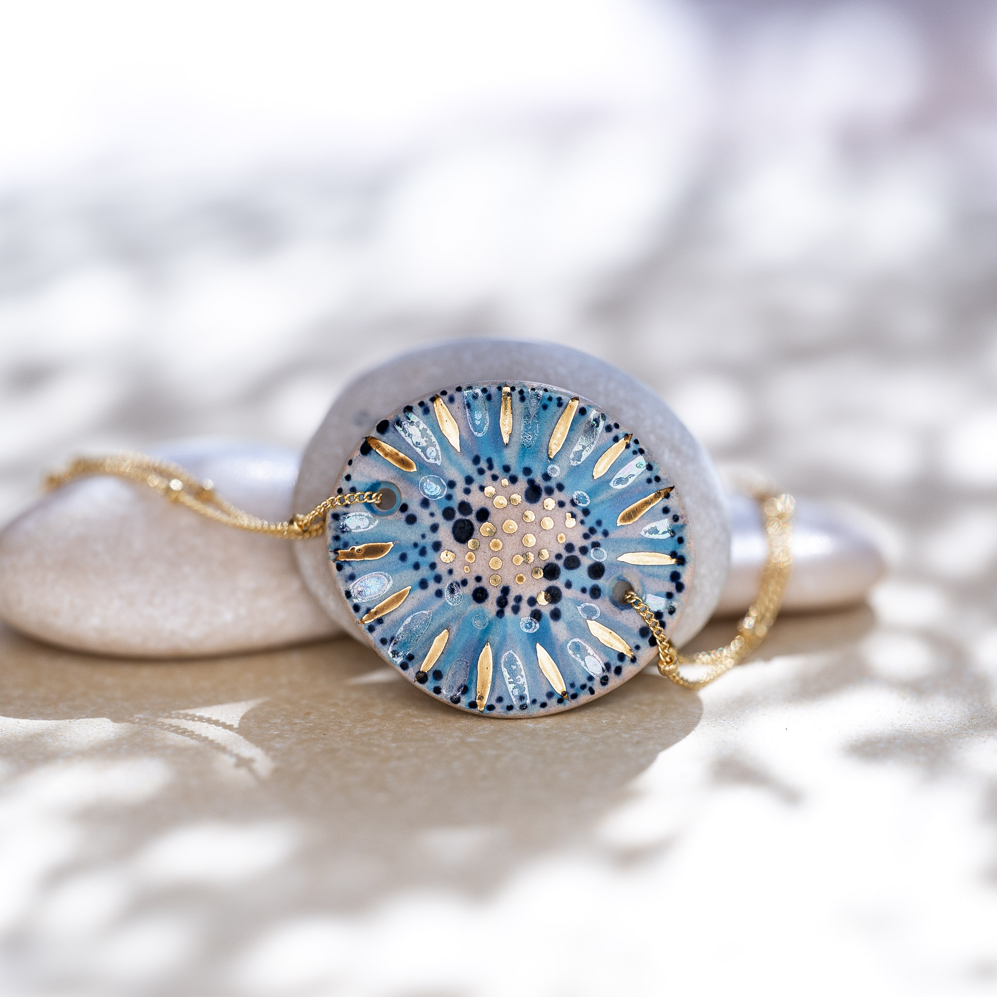 Bracelet en céramique bleu lagon, doré à l'or fin, sur chaîne perlée or laminé - Modèle Lagune Dorée - Cala Gioia