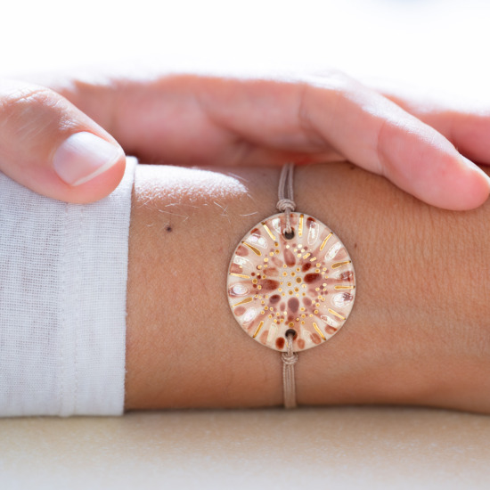Bracelet porté au poignet en céramique terre cuite et beige, doré à l'or fin - Modèle Corolle Ambrée - Cala Gioia