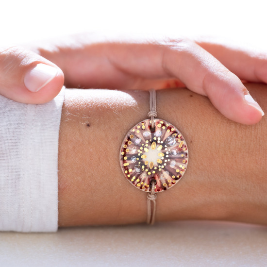 Bracelet porté au poignet en céramique prune et brun, doré à l'or fin - Modèle Sienne Pourprée - Cala Gioia