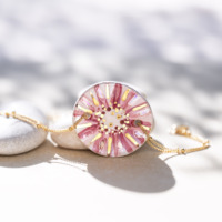 Bracelet en céramique rose et rose pâle, doré à l'or fin, sur chaîne perlée or laminé - Modèle Tendresse Nacrée - Cala Gioia