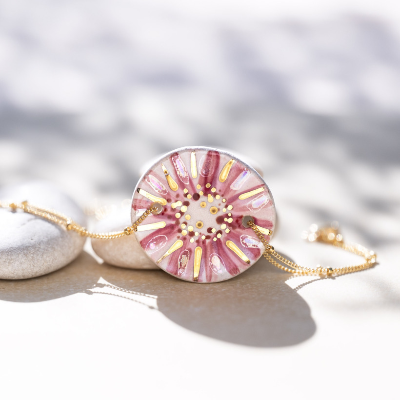 Bracelet en céramique rose et rose pâle, doré à l'or fin, sur chaîne perlée or laminé - Modèle Tendresse Nacrée - Cala Gioia